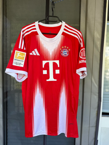 Bayern Munich Home Jersey 2025/26 photo review